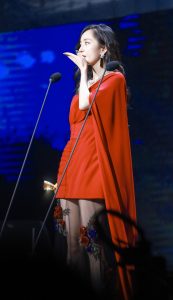 杨幂上台领奖喜欢她薄纱内纤细的长腿
