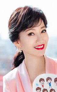 赵雅芝西装粉裙秀玉腿 嘴涂紫红唇膏笑容妩媚