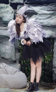 娄艺潇上综艺节目表演变鸟 她的美腿又细又滑