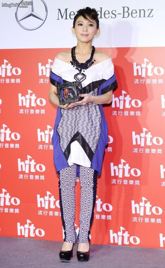 Penny Dai attended the award ceremony wearing black high heels(5/5)