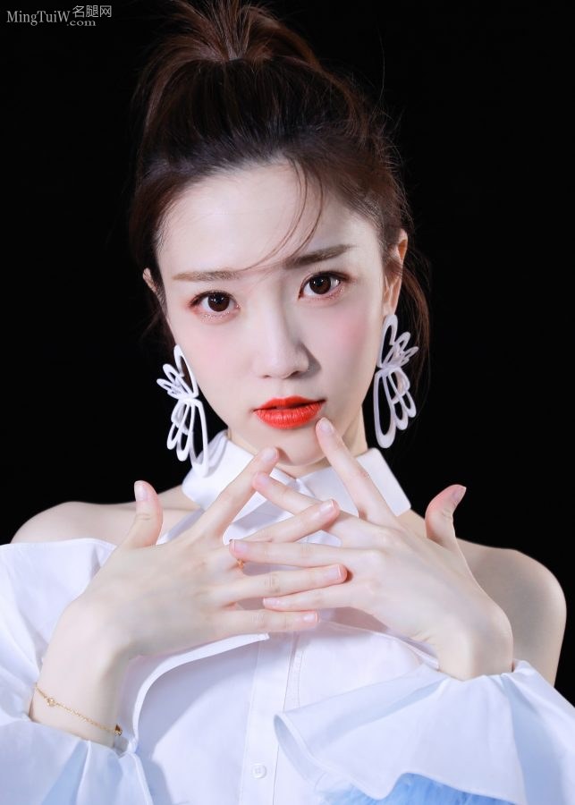 小仙女张纯烨细腿白脚小模样太赞了(3/5)