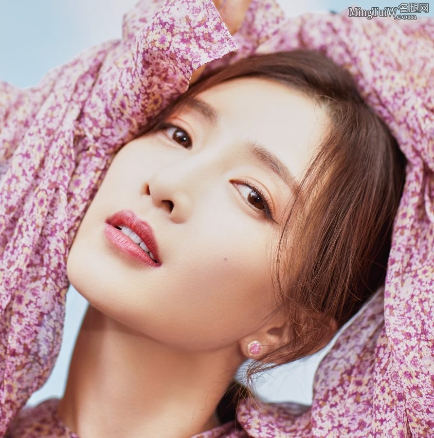 高挑女星江疏影光滑笔直的长腿(3/3)