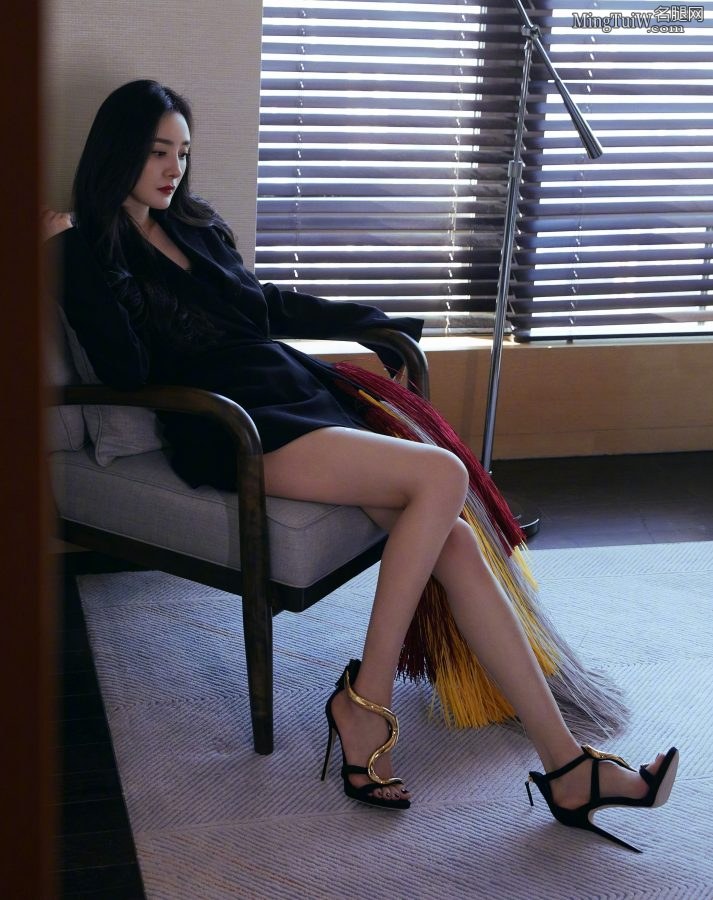 杨幂穿西装上衣展示美好长腿 这双高跟鞋想收藏(1/11)
