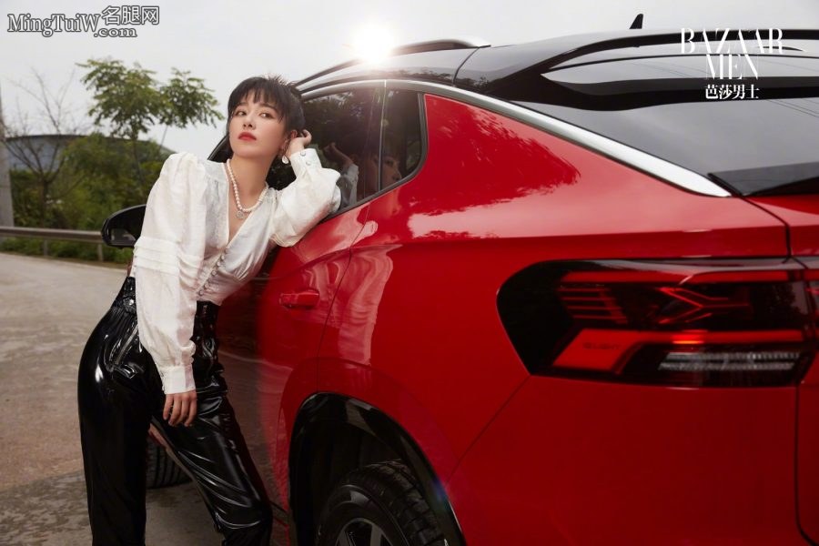 大众探岳X代言人阚清子美腿高跟人比车靓(6/7)