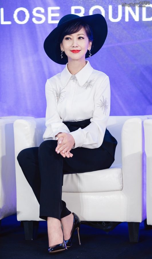赵雅芝在沙发里坐姿优雅脚踩黑色恨天高足背真美(1/3)