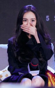 杨幂穿西装上衣展示美好长腿 这双高跟鞋想收藏