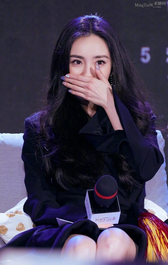 杨幂穿西装上衣展示美好长腿 这双高跟鞋想收藏(8/11)