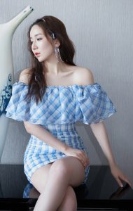娄艺潇穿超短裙露美肩秀好身材大长腿