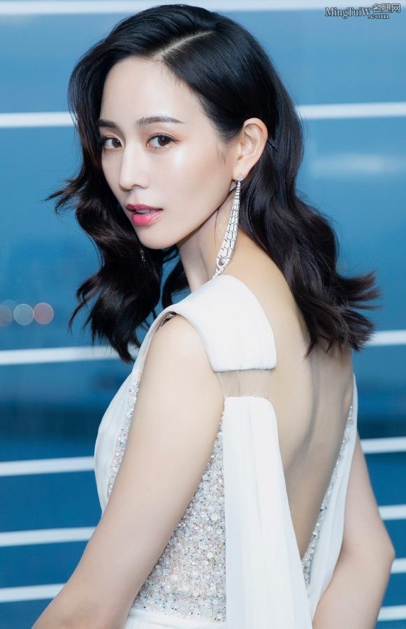 气质女明星张钧甯身穿深V露背礼服太仙儿了(8/9)