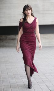 英国模特Daisy Lowe紫裙黑丝配红底细高跟优雅走来