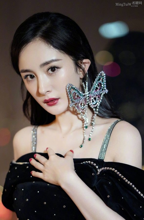 杨幂玉脚穿凉高跟 上身露光滑美肩(4/4)