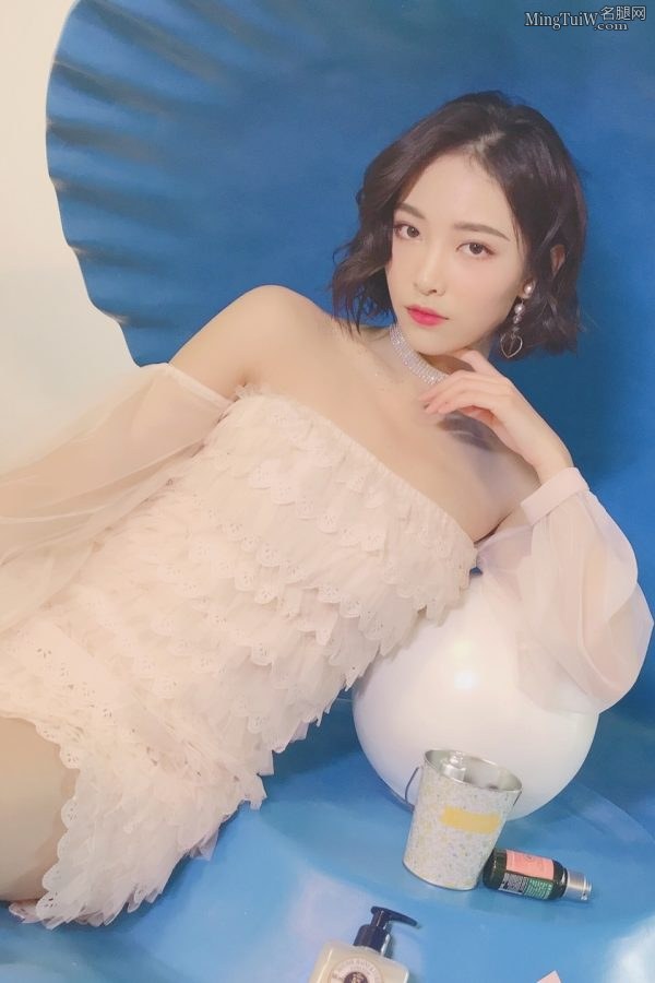 蚌精少女许佳琪露肩美裙玉腿光滑(4/7)