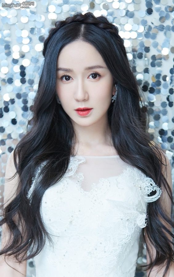 娄艺潇波浪长发白裙细高跟玉腿似女神下凡(4/5)
