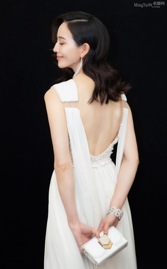 气质女明星张钧甯身穿深V露背礼服太仙儿了(7/9)