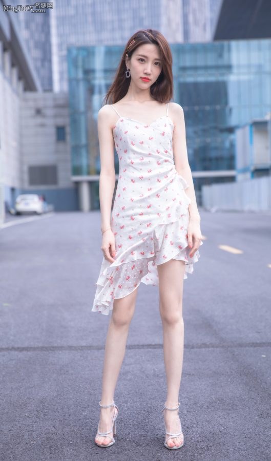 The 100% sweet Zhang Chunye with long legs and beautiful feet hosted the "New Blind Date Conference"(5/6)