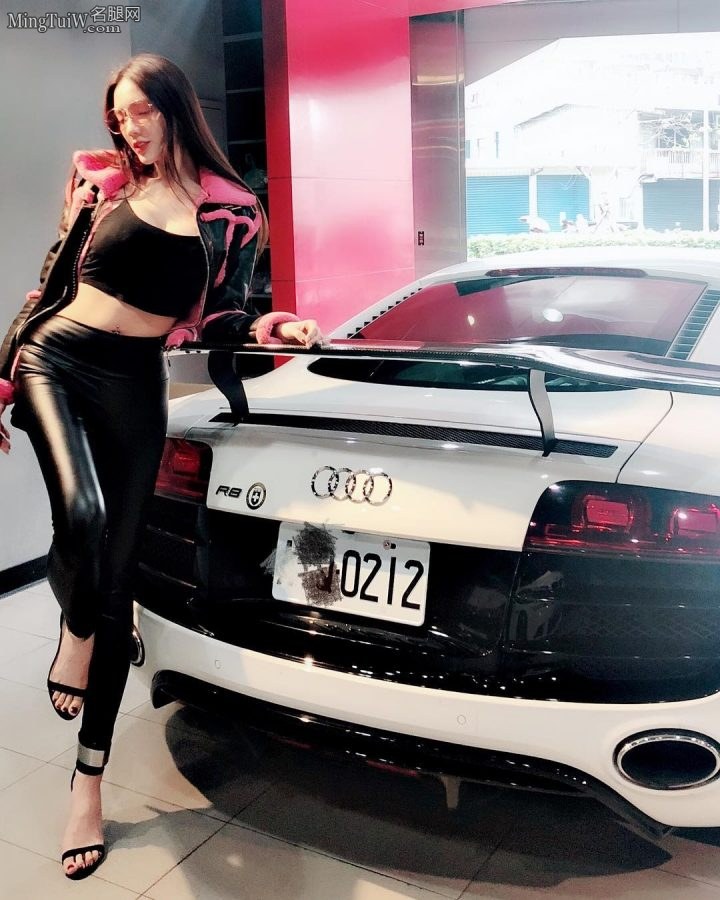 翁子涵豪车+美腿不要做选择全都要(19/32)