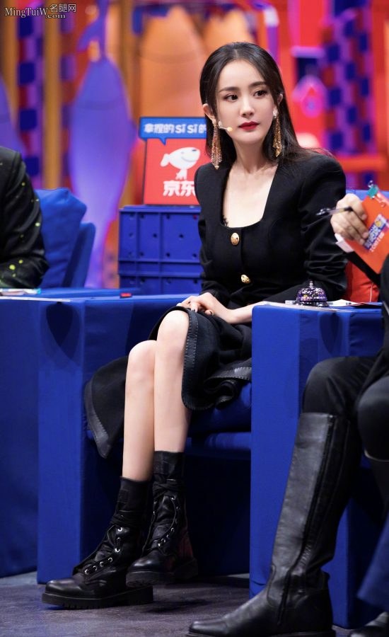 杨幂姐上《奇葩说》穿短靴夹腿坐姿太好看了吧(3/10)