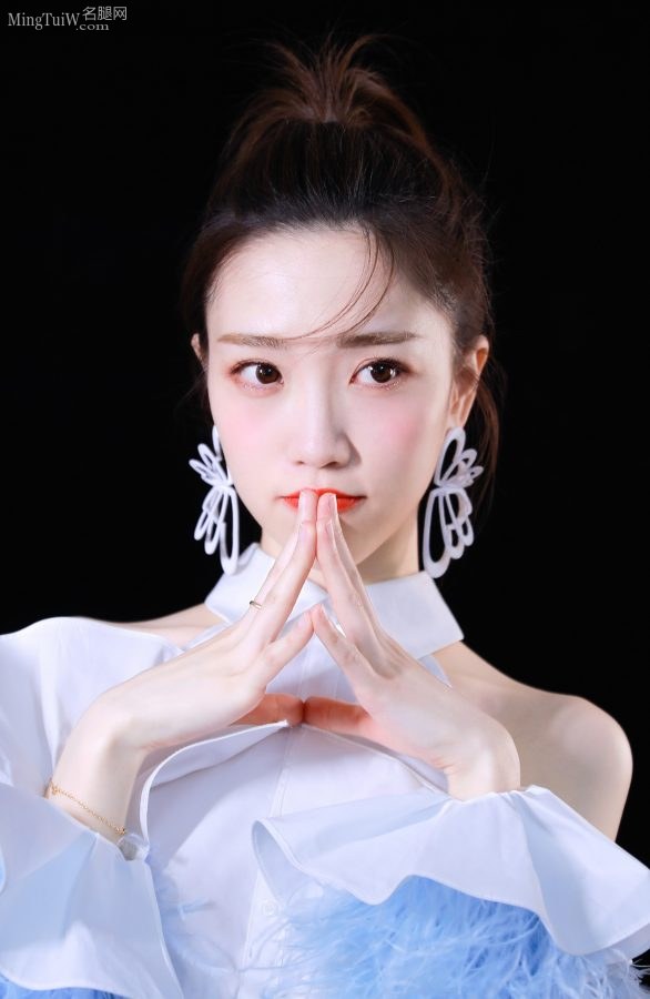 小仙女张纯烨细腿白脚小模样太赞了(2/5)