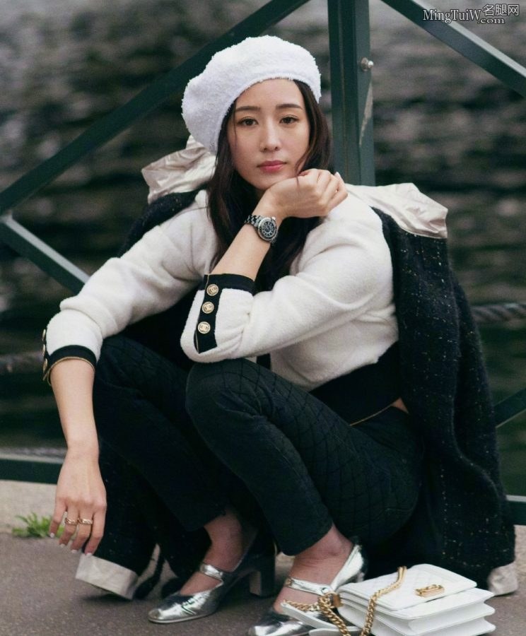 女神张钧甯头戴贝雷帽脱了鞋秀脚(7/10)