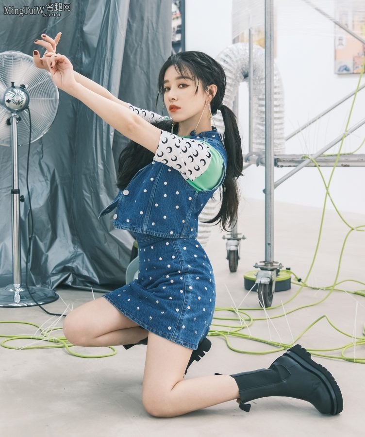 清甜少女阚清子细嫩玉腿穿短靴(1/12)