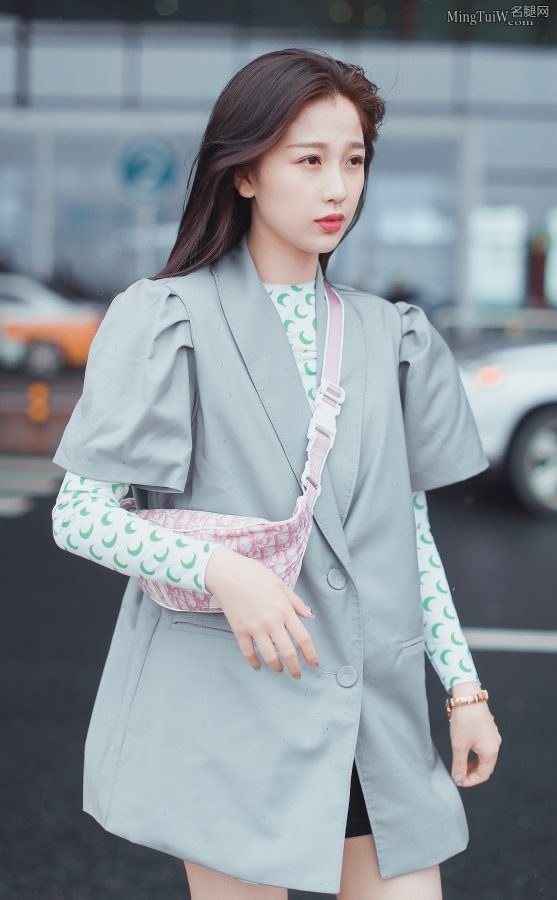 THE9 member Yu Shuxin shows off her fair legs at the airport(2/3)