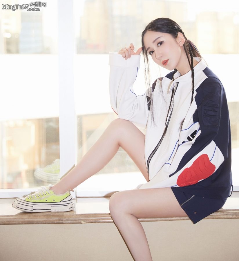 女明星娄艺潇潮酷造型美腿光滑(1/5)