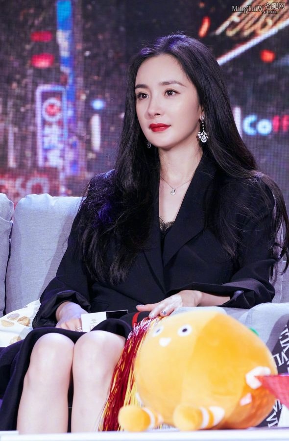 杨幂穿西装上衣展示美好长腿 这双高跟鞋想收藏(10/11)