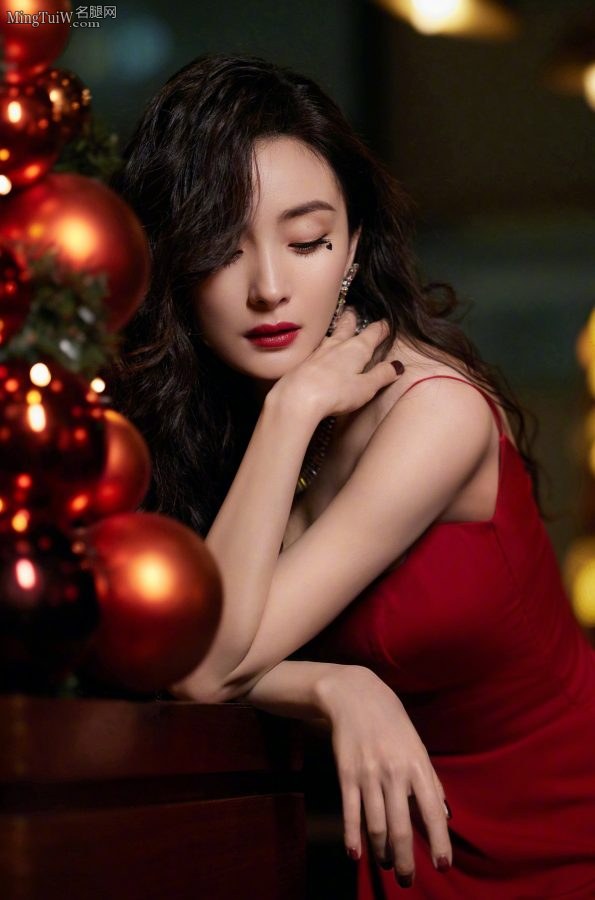 真小狐狸杨幂波浪长发泪痣性感魅影 红礼服红高跟美腿修长(7/9)