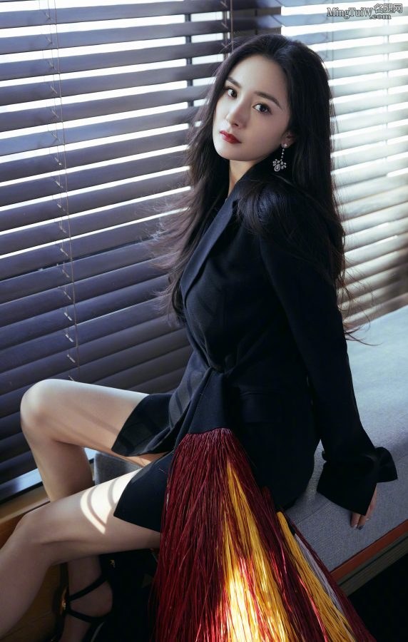 杨幂穿西装上衣展示美好长腿 这双高跟鞋想收藏(4/11)