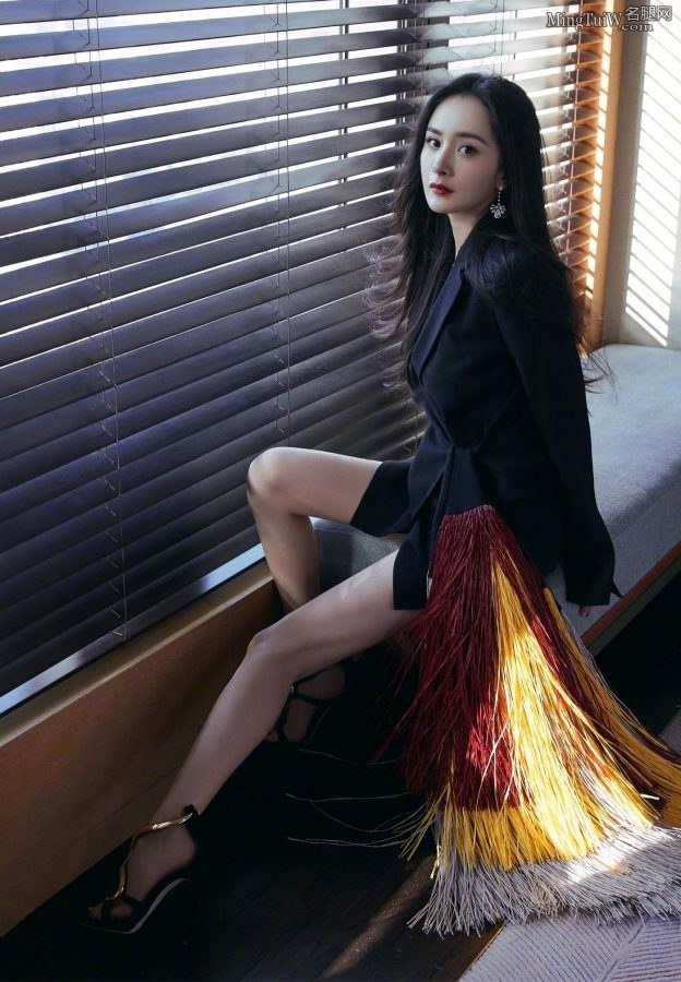 杨幂穿西装上衣展示美好长腿 这双高跟鞋想收藏(2/11)