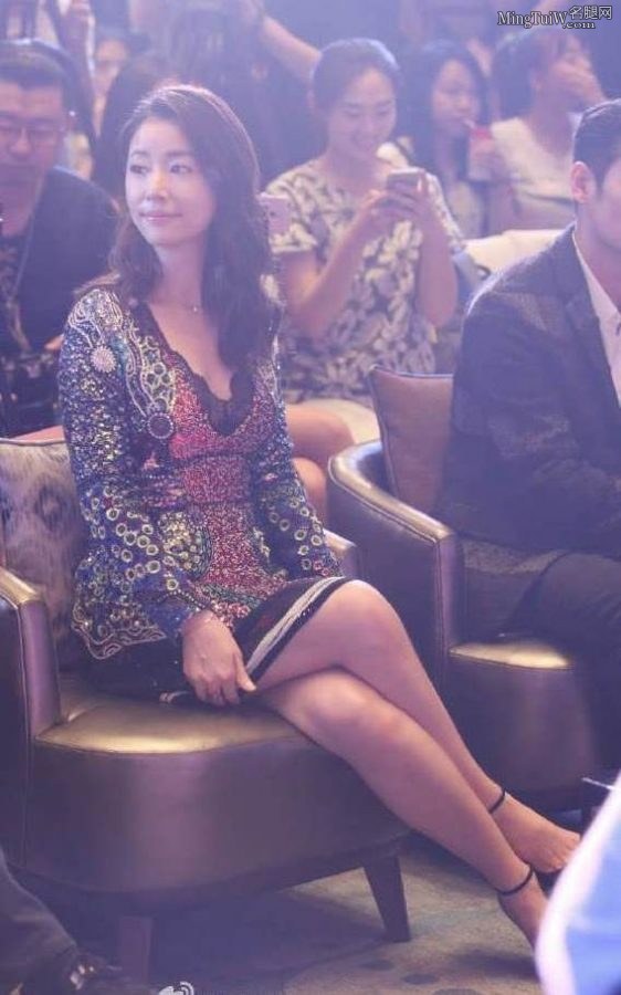 轻熟明星林心如穿超短裙夹腿坐姿 角度再低些效果更好(7/14)