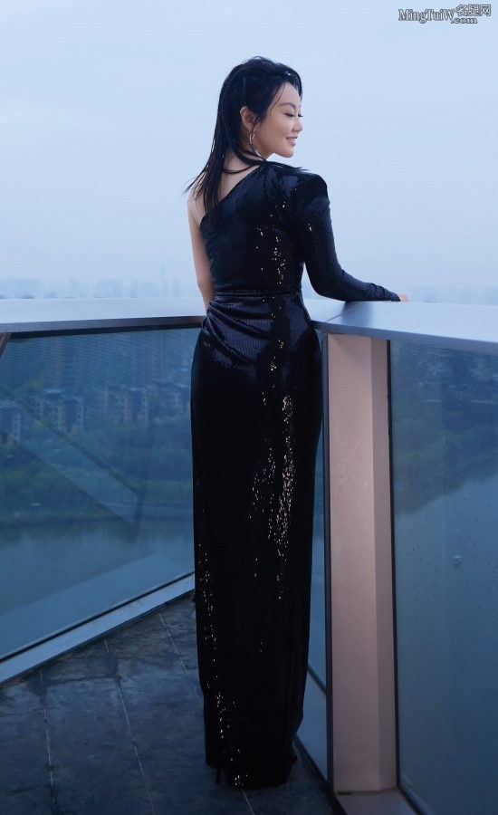 Slim beauty Yan Ni shows off her charming lines in a slim-fitting dress(4/5)