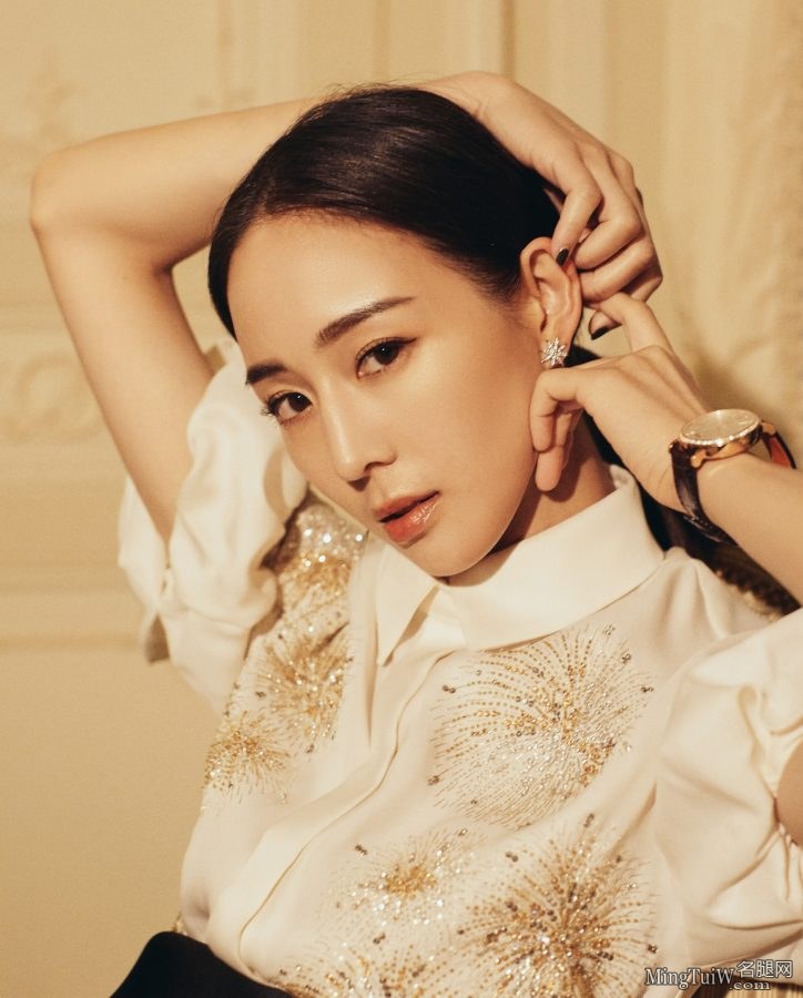 知性气质美女张钧甯开叉裙露美腿(3/4)