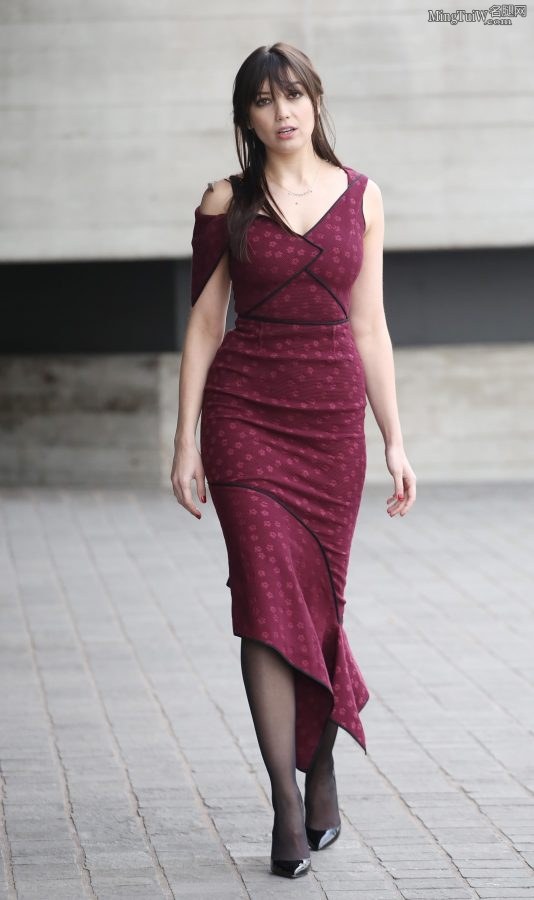 英国模特Daisy Lowe紫裙黑丝配红底细高跟优雅走来（第1张/共7张）