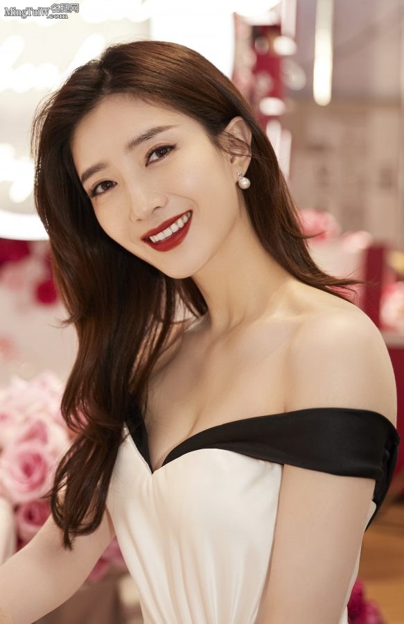 长腿美女江疏影参加品牌活动玉肩美背光滑(6/8)