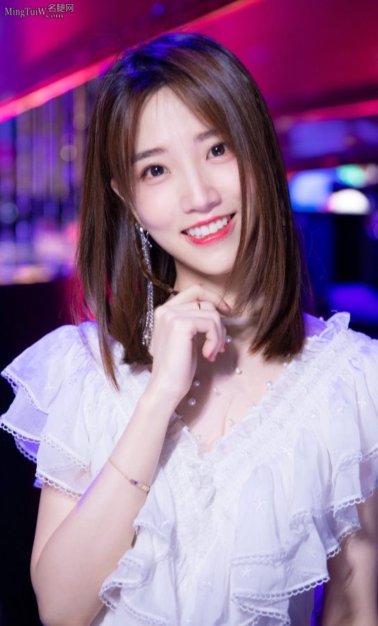 有颜值有长腿的女主播张纯烨(3/5)