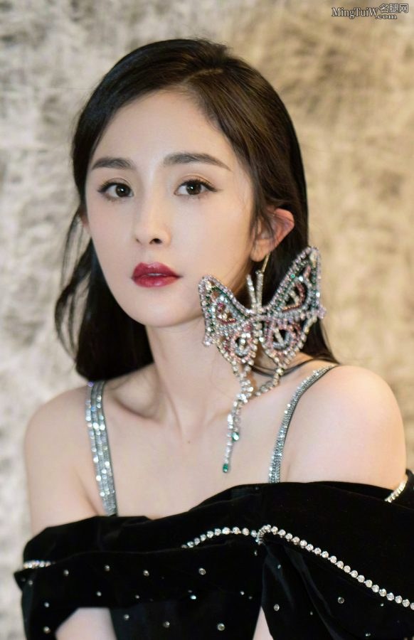 杨幂玉脚穿凉高跟 上身露光滑美肩(3/4)