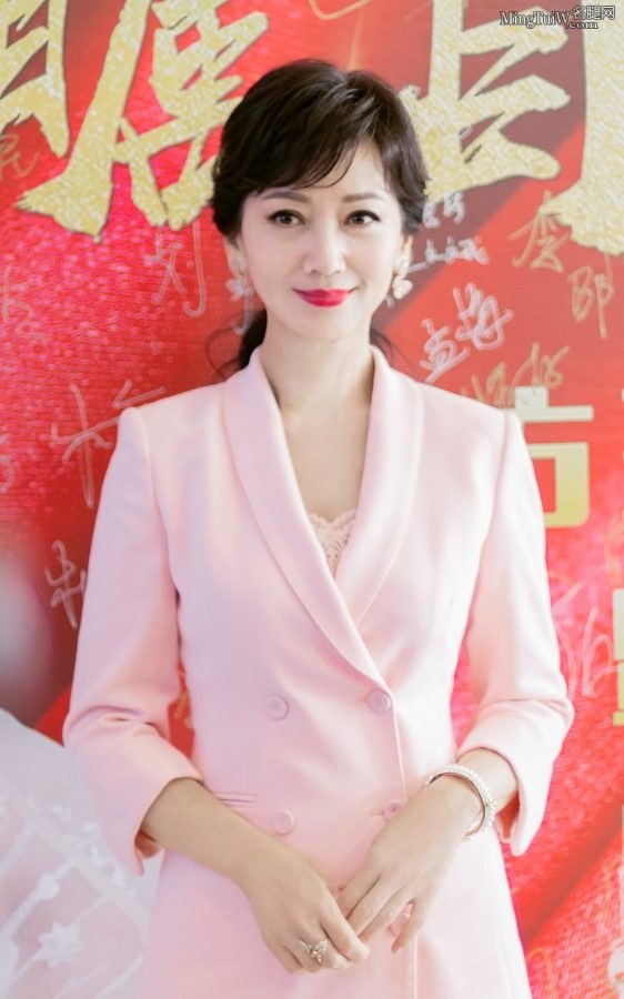 赵雅芝西装粉裙秀玉腿 嘴涂紫红唇膏笑容妩媚(3/8)