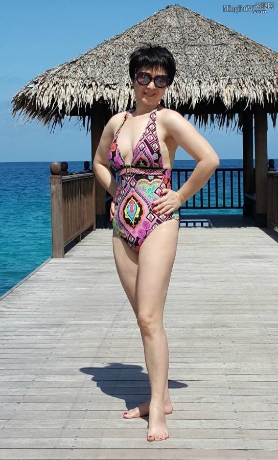 女老板罗丽莎海边穿泳衣展示成熟美好的身材(1/2)