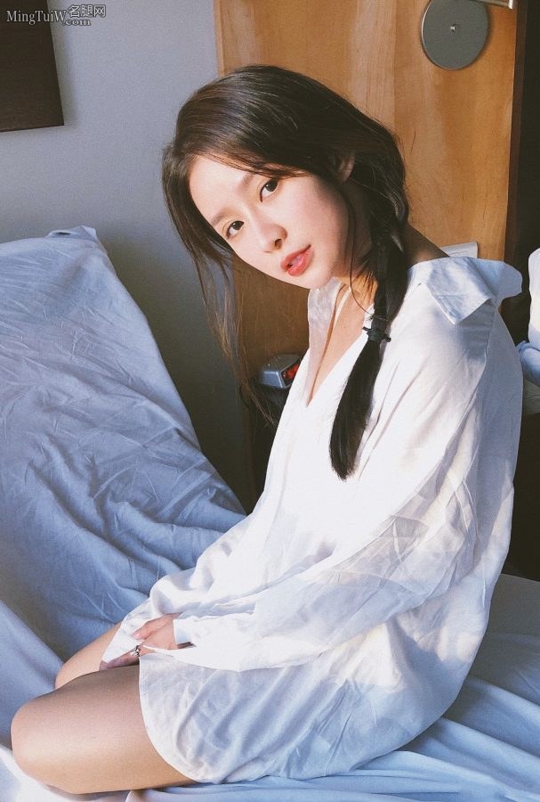 形象甜美的女孩蔡卓宜光脚丫床照(5/8)