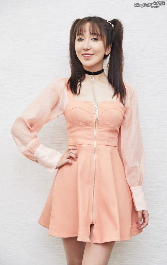 娄艺潇身穿橘粉色连衣裙梳起双马尾美腿笔直(4/5)