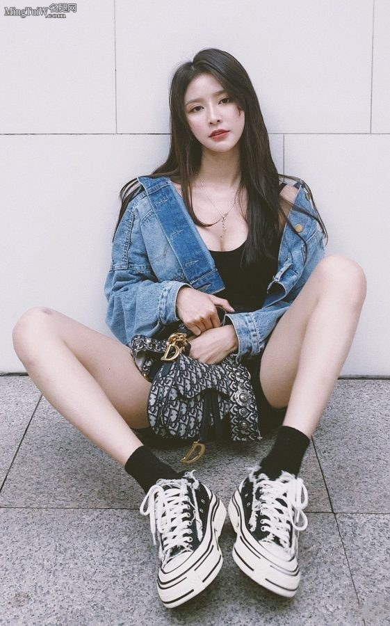 潮酷的美女蔡卓宜低胸短裤美腿纤细(1/4)