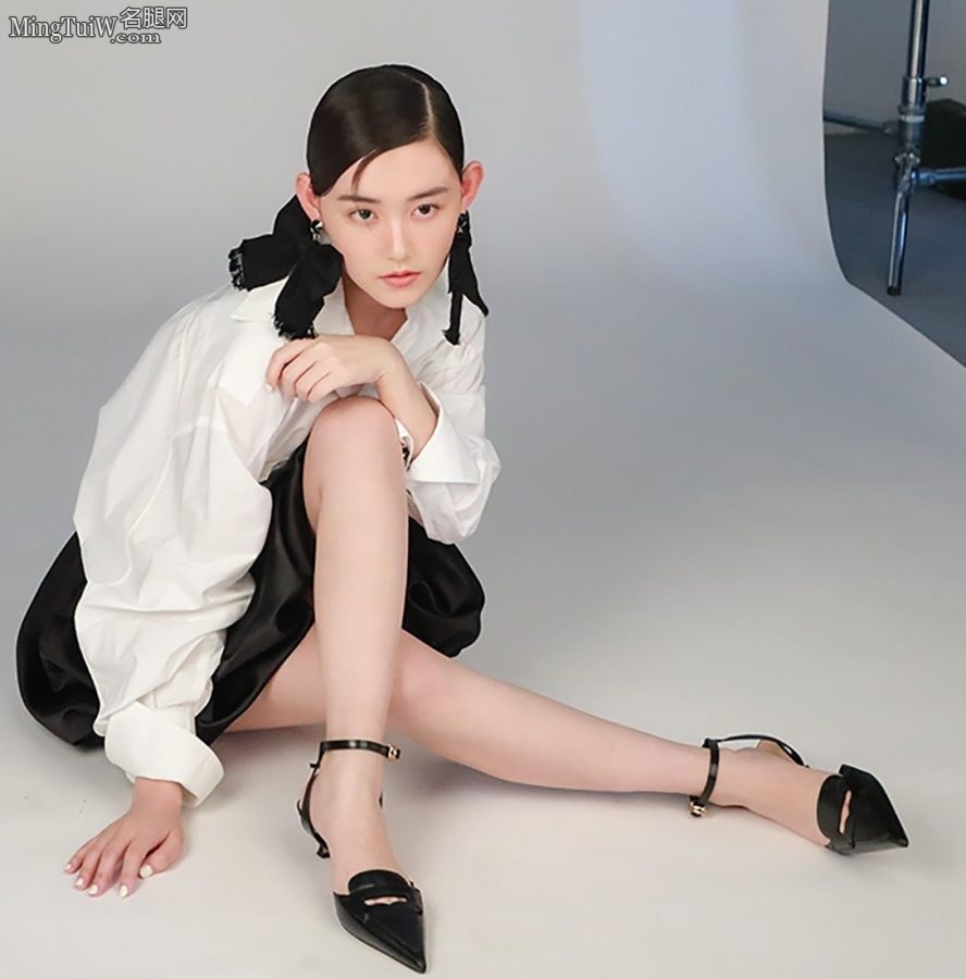 蒋依依白衬衫小短裙美腿细滑(3/4)