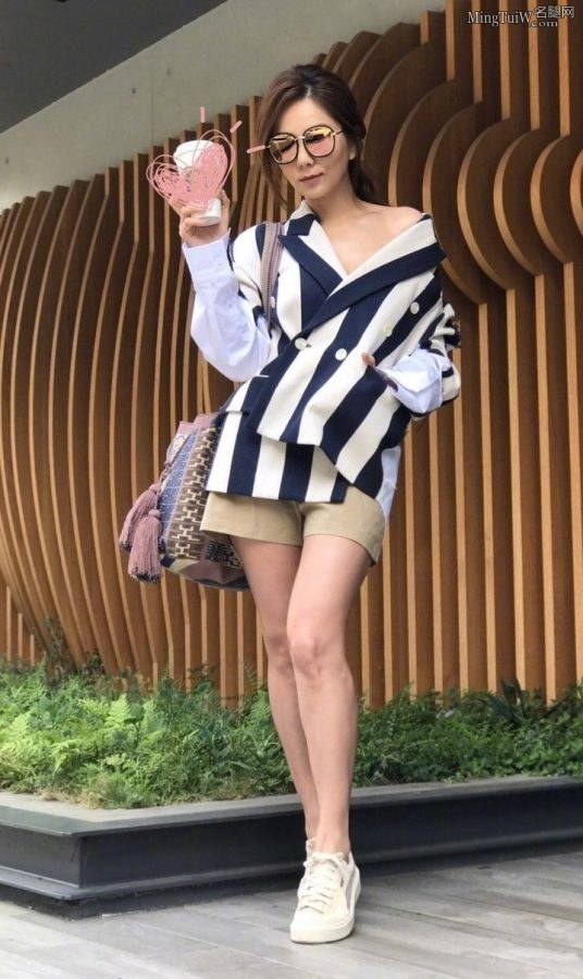 陈嘉桦短裤运动鞋美腿照(1/6)