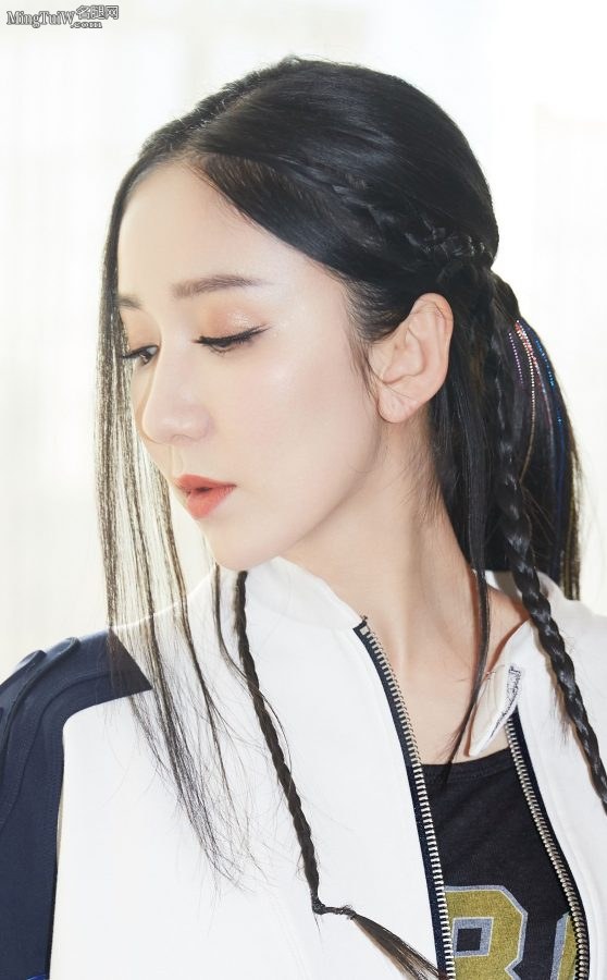 女明星娄艺潇潮酷造型美腿光滑(4/5)