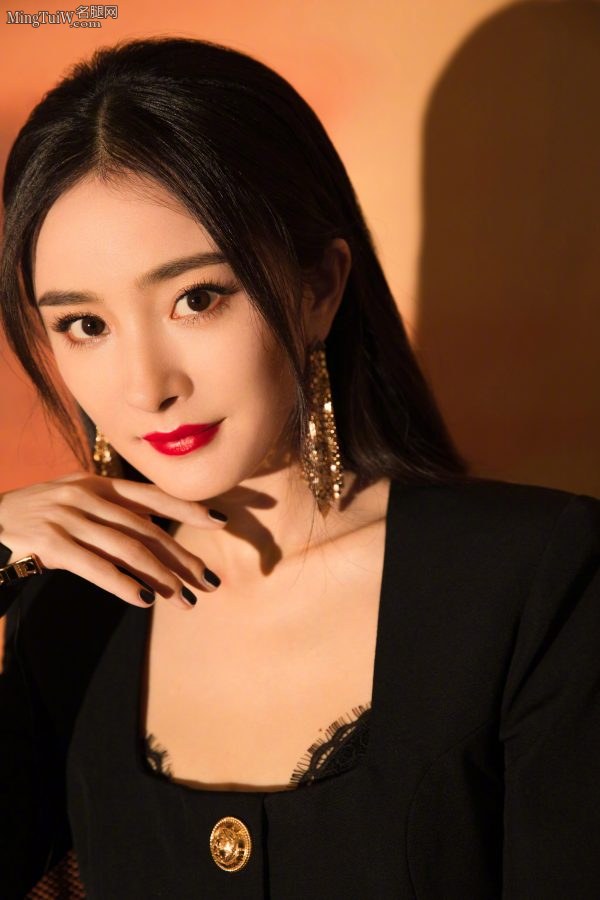杨幂姐上《奇葩说》穿短靴夹腿坐姿太好看了吧(9/10)