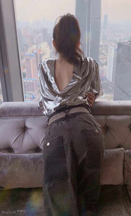 江疏影质感红唇 在沙发里摆各种姿势(3/5)