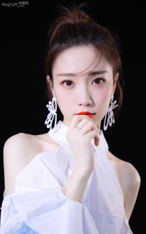 小仙女张纯烨细腿白脚小模样太赞了(4/5)