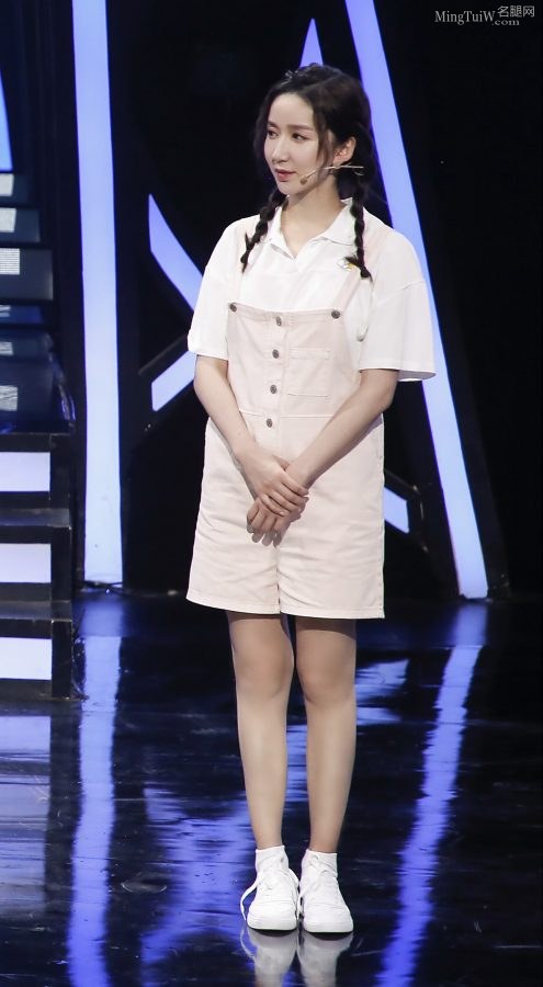 《笑起来真好看》娄艺潇顺滑的玉腿穿小白鞋(7/7)