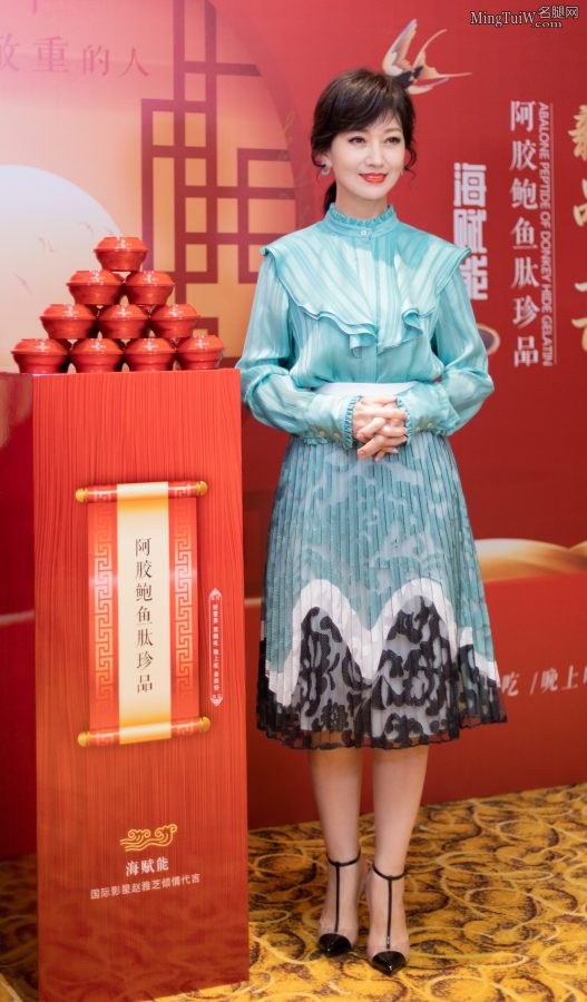 赵雅芝玉足穿上细跟鞋又在代言商品(1/4)